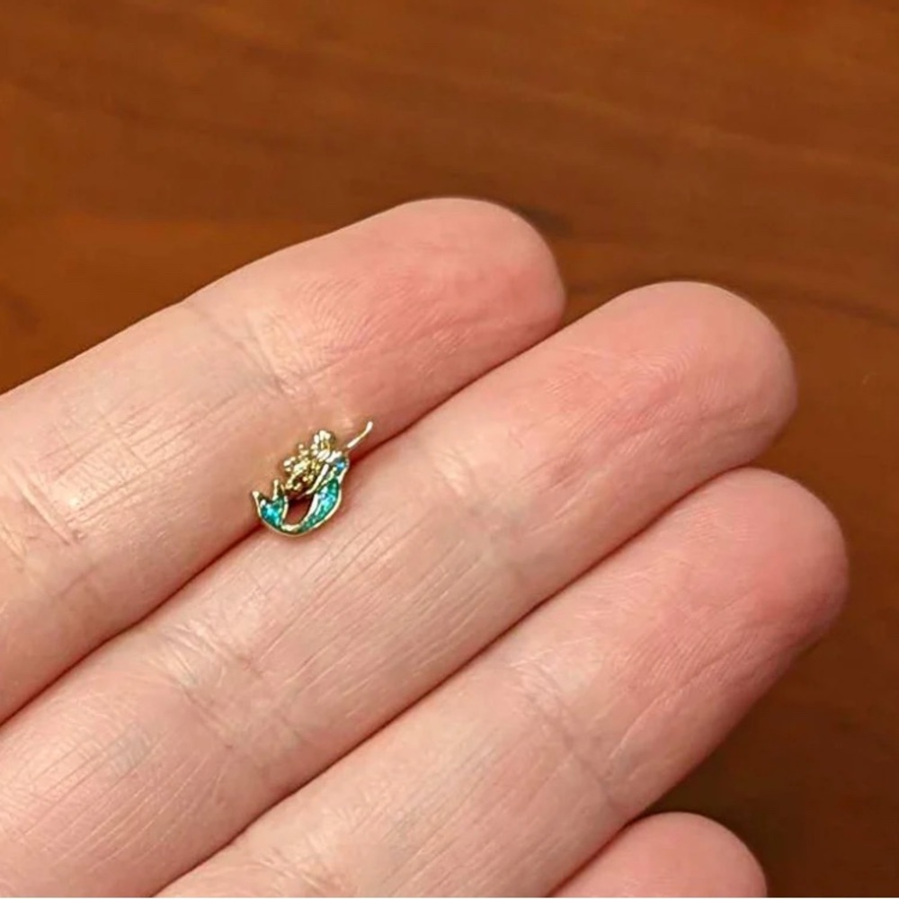 Body Candy 16 GAUGE 1/4 GREEN FAUX OPAL GOLD HUE CURVY MERMAID NOSE RING - Picture 2 of 7